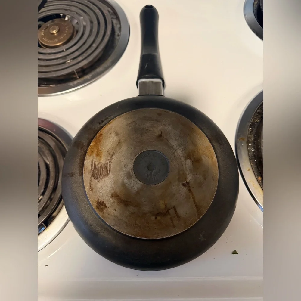 Pampered Chef Black 8in frying pan  with Soft-Touch Handle - Picture 2 of 4